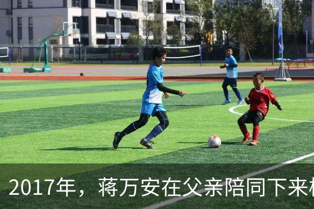 2017年，蒋万安在父亲陪同下来桂林祭奠奶奶章亚若，留下一张合影
